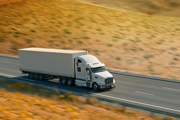 Witte semi vrachtwagen — Stockfoto