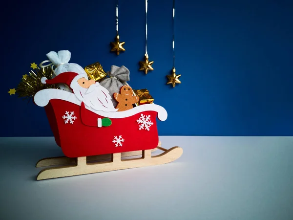 Weihnachtsgeschenkkonzept Weihnachtsmann Rotem Schlitten Auf Holzkufen Mit Ingwer Grau Weißen — Stockfoto