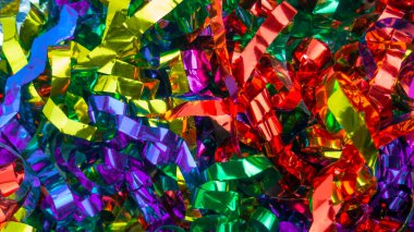 Soyut arkaplan, renkli tatil metal kurdelelerini kapat. Kırmızı, mavi, sarı, yeşil, mor, leylak rengi kutlama bantları. Kutlama, bayram olayı, eğlence. Kopyalama alanı..