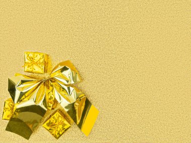 Hediye kutularının tepesinde altın folyo, ipler bağlanmış, sol köşede, pırıl pırıl pırıl altın arkaplan, kopya arkaplan. İlk müşterilere terfi hediyeleri. Tatil, kutlama, satış afişi..