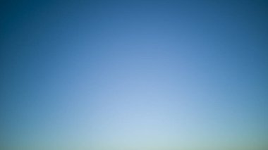 Bulutsuz açık mavi gökyüzü, güzel sakin güneşli bir günde dünyadan troposfere mavi gradyan. Yatay bayrak, metin, blog, tasarım, web sitesi, model için hava soyut arkaplan..
