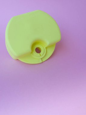 Sarı-yeşil kutunun dikey olarak kapatılması, tutucu, çocuk, çocuk ve gençler için ortodontik cihazlar için dudak tamponları, hizalama, diş plakası ve kapağı, pembe arka plandaki diş telleri için, boşluk kopyala