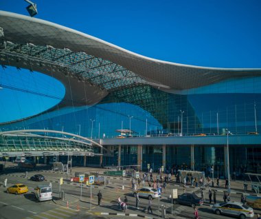Moskova, Rusya-Haziran 03.2021: Sheremetyevo Uluslararası Havalimanı, D Terminali, güneşli yaz günü. Ulaşım durağı, taksi parkı, yolcu bırakma. Sağlık maskesi takmayan insanlar içeri. Pandemic.Pandemic..