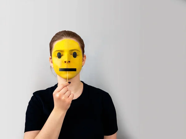 Portret Nastolatki Twarz Pomalowana Żółto Jako Emotikon Czarne Usta Oznaczające Obrazek Stockowy