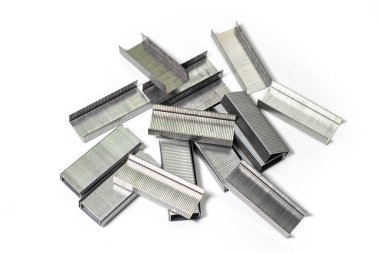 Metal Staples beyaz arkaplanda izole.