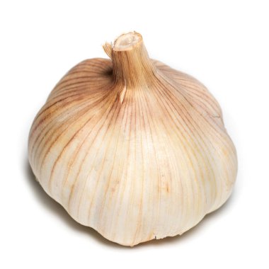 Beyaz arkaplanda taze sarımsak var..