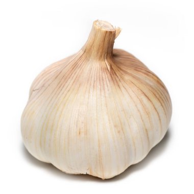 Beyaz arkaplanda taze sarımsak var..