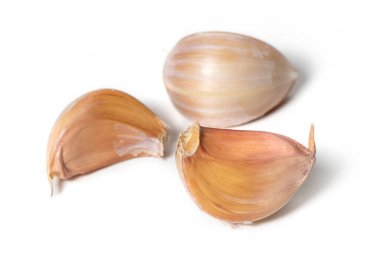 Beyaz arkaplanda taze sarımsak var..