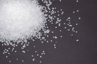 Koyu arkaplanda kaba tuz yığını.