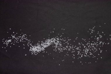 Koyu arkaplan üzerine deniz tuzu yerleştiriliyor.