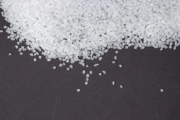 White Crystals Sea Salt Darck Background — Stock Photo, Image