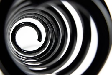 Sarmalanmış metalin içinde beyaz yaylar var..