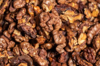 Kuru ceviz. Büyük kabuklu ceviz yığınına yakın çekim. Fındık arkaplanı.