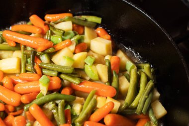 Kızartma tavasında sebze güveci