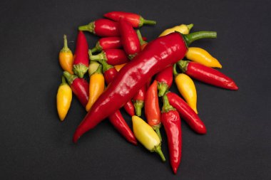 En taze ve en sıcak biberlerin renkli bir karışımı..