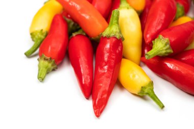 En taze ve en sıcak biberlerin renkli bir karışımı..