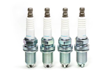 Araba için buji, beyaz bir arkaplanda izole edilmiş..