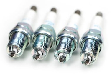 Araba için buji, beyaz bir arkaplanda izole edilmiş..