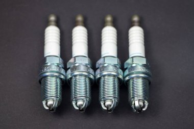 Siyah arkaplanda bujiler var. Araba ve motosiklet kısmı..