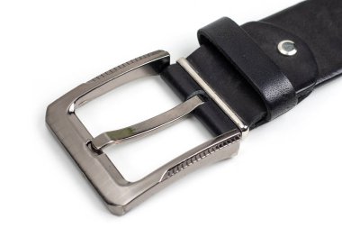 Erkekler için deri kemer, beyaz arka planda deri kahverengi kemer, zarif deri kemer.