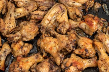 Kızarmış tavuk göğsü ve sarımsaklı tava..