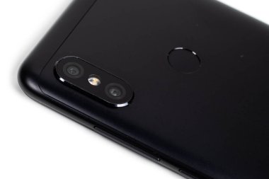 Akıllı telefon kamerasını kapat ve beyaz arkaplanda parla.