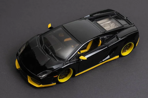 Modell Eines Dunklen Sportwagens Auf Dunklem Hintergrund — Stockfoto