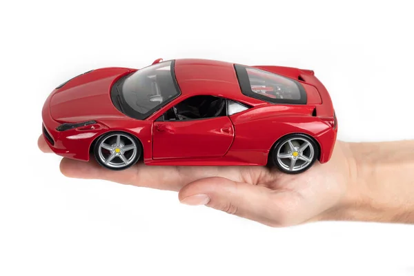 Modelo Carro Esportivo Vermelho Mão Sobre Fundo Branco — Fotografia de Stock