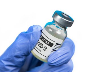 Aşı Coronavirus COVID-19. Coronavirus aşısı cam şişede beyaz arka plandaki doktorun elinde. Aşı Coronavirus 'a karşı savaş kavramı