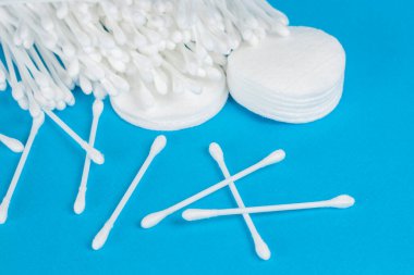 Pamuk diskler ve çubuklar manzara, mavi arkaplan.