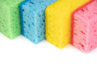 Beyaz arkaplanda sünger temizleme