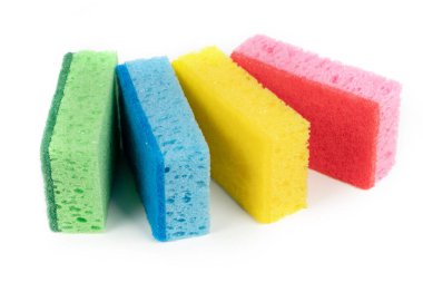 Beyaz arkaplanda sünger temizleme