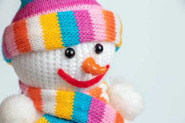 Beyaz arkaplanda el yapımı köpük kardan adam.