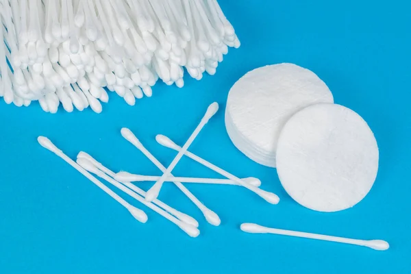 Cotton Discs Sticks Landscape Blue Background — Stock Photo, Image