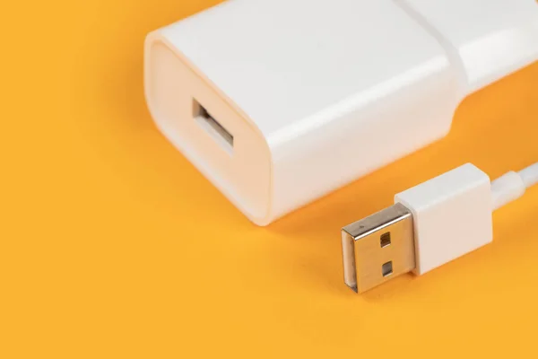 Cabo Usb Com Conector Usb Fundo Amarelo — Fotografia de Stock