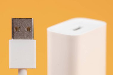 Sarı arkaplanda usb bağlantısı olan kullanıcı kablosu.