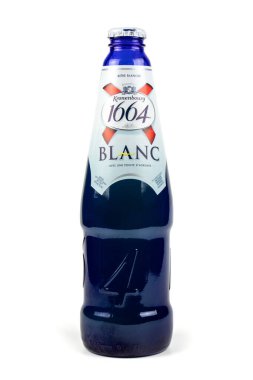 Dnipro, UKRAINE - 09 Ocak 2021: Mavi cam bir şişede beyaz bira.