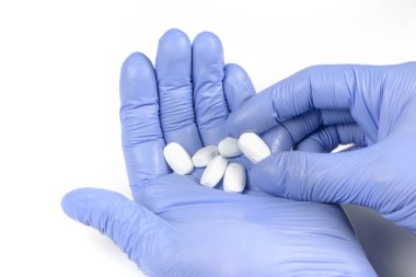 Önplanda kimyasal formüller ve araştırma verileri ile fütüristik bilimsel arayüzü olan beyaz bir hap tutan çekici genç kadın bilim adamı.