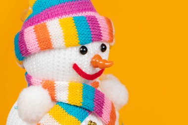 Sarı arka planda el yapımı köpük kardan adam..