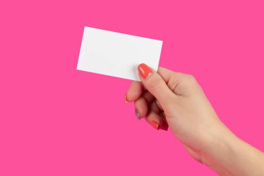 Pembe arka planda el ele tutuşma kartı..