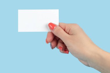 Mavi arka planda el ele tutuşan kağıt kartvizit.