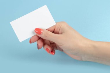 Mavi arka planda el ele tutuşan kağıt kartvizit.