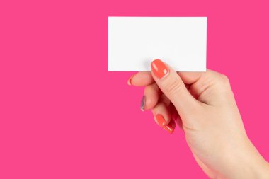 Pembe arka planda el ele tutuşma kartı..