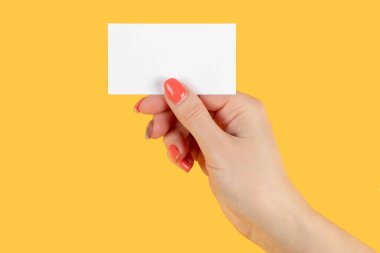 Sarı arka planda el ele tutuşan kağıt kartvizit.