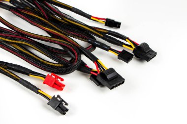 Beyaz arkaplanda bilgisayar güç kaynağı kabloları izole edildi.