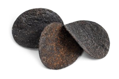 Patates kızartması. Kömür ve biberli cips. Beyaz arkaplan.