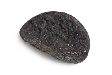 Patates kızartması. Kömür ve biberli cips. Beyaz arkaplan.