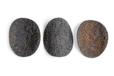 Patates kızartması. Kömür ve biberli cips. Beyaz arkaplan.