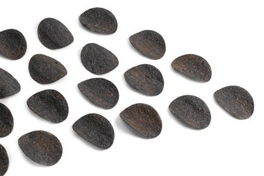 Patates kızartması. Kömür ve biberli cips. Beyaz arkaplan.