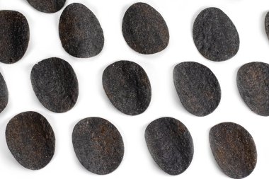 Patates kızartması. Kömür ve biberli cips. Beyaz arkaplan.